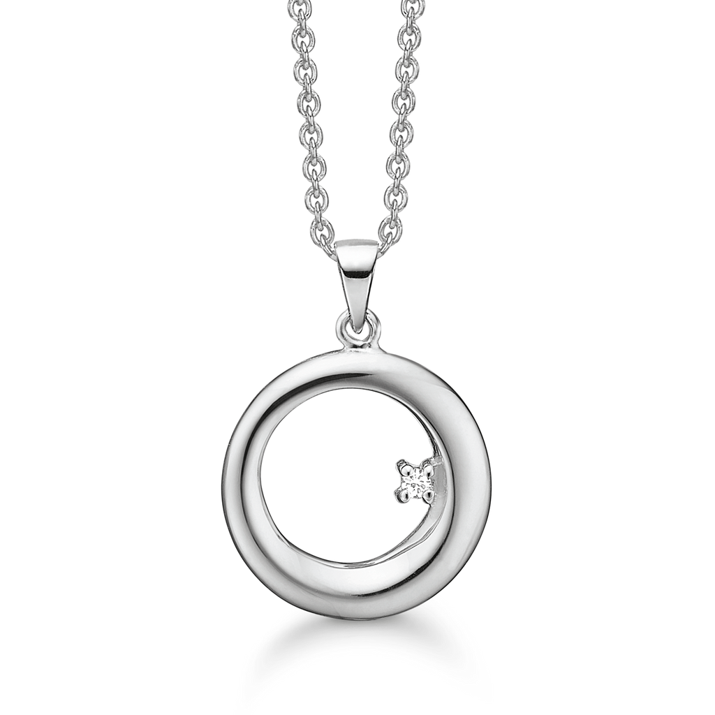 Sølv halskæde rhodineret bred cirkel med diamant. Diamant ialt 0,025 ct. w/pk1. Kæden er længde 42-45 cm.