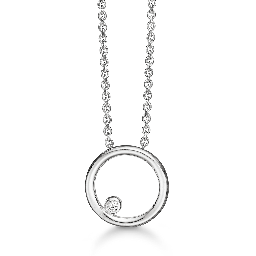 Sølv halskæde rhodineret åben cirkel med diamant. Diamant ialt 0,025 ct. w/pk1. Kæden er rhodineret sølv i længde 42-45 cm.